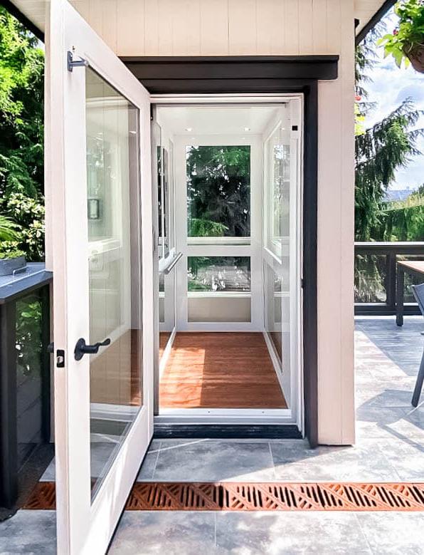 Outdoor glass elevator